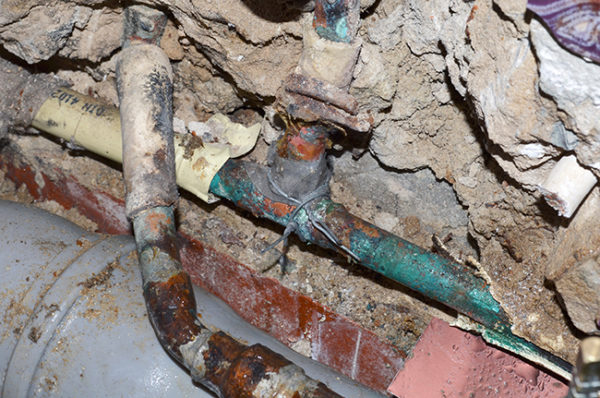 Defekte Rohrleitungen und Wasserschaden